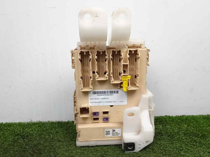 Recambio de caja reles / fusibles para toyota auris 1.4 turbodiesel cat referencia OEM IAM 63580950-8273012X70A  