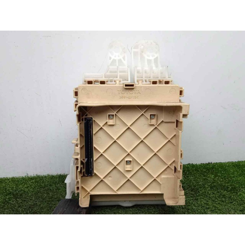 Recambio de caja reles / fusibles para toyota auris 1.4 turbodiesel cat referencia OEM IAM 63580950-8273012X70A  