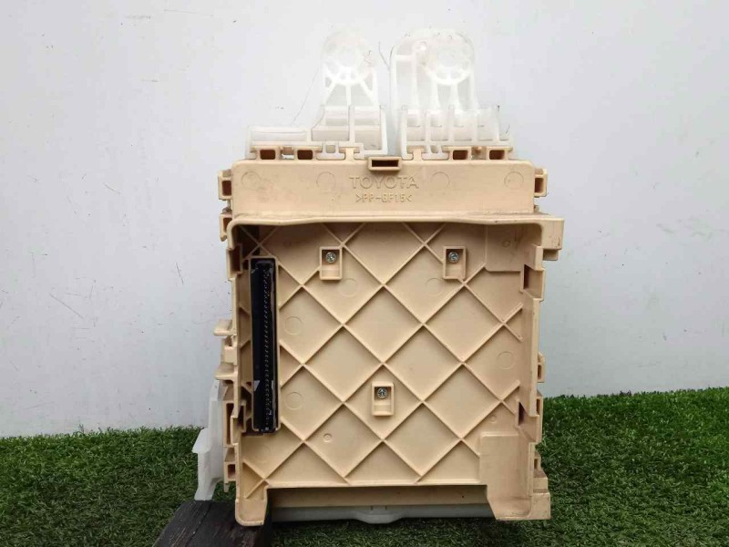 Recambio de caja reles / fusibles para toyota auris 1.4 turbodiesel cat referencia OEM IAM 63580950-8273012X70A  