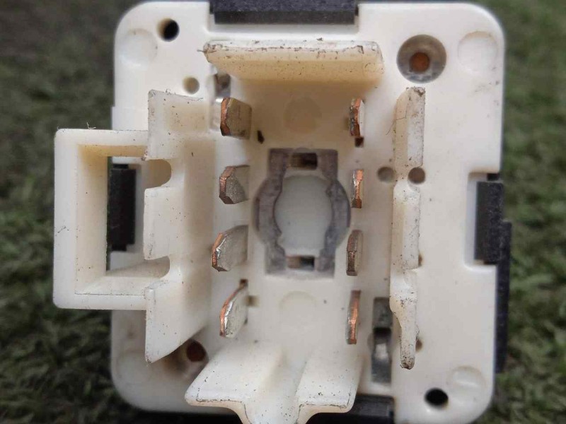 Recambio de mando elevalunas trasero derecho para chevrolet alero 3.4 v6 cat referencia OEM IAM 1199C10E-102565581  