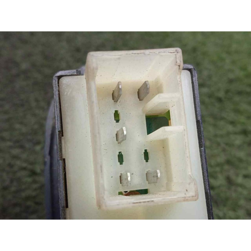 Recambio de mando elevalunas trasero derecho para hyundai trajet (fo) 2.0 16v cat referencia OEM IAM 935853A000  