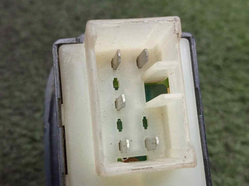 Recambio de mando elevalunas trasero derecho para hyundai trajet (fo) 2.0 16v cat referencia OEM IAM 935853A000  