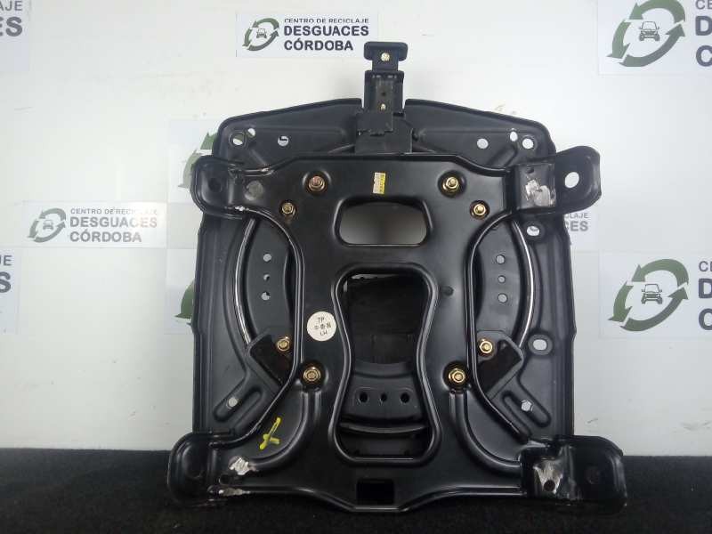 Recambio de asiento delantero derecho para mahindra bolero pick-up 2.5 td 4wd referencia OEM IAM  BASE.ROTATIVA 
