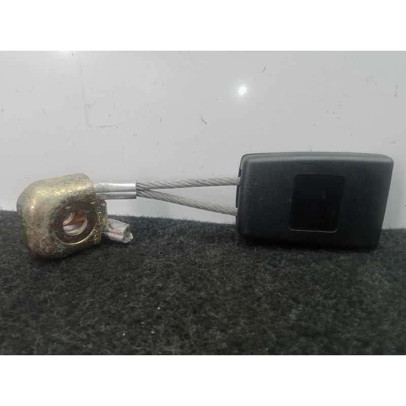 Recambio de enganche cinturon trasero derecho para audi a4 berlina (8e) 1.8 20v turbo referencia OEM IAM 8E0857740  