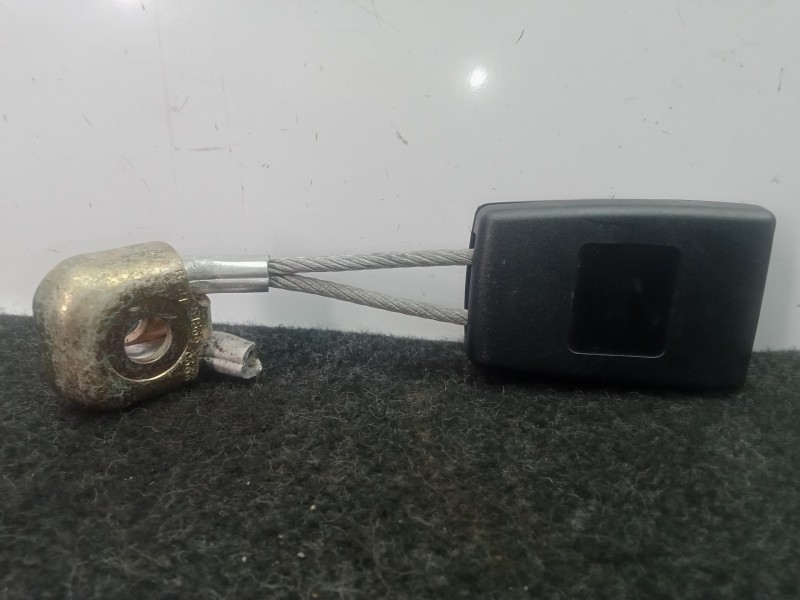 Recambio de enganche cinturon trasero derecho para audi a4 berlina (8e) 1.8 20v turbo referencia OEM IAM 8E0857740  