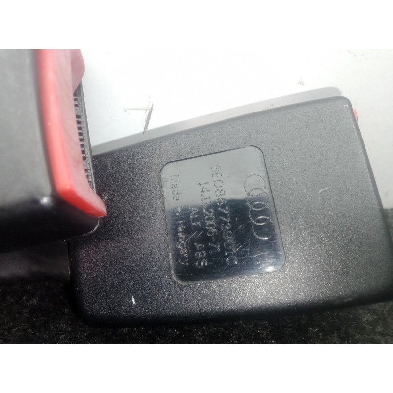 Recambio de enganche cinturon trasero izquierdo para audi a4 berlina (8e) 1.8 20v turbo referencia OEM IAM 8E085773901C  