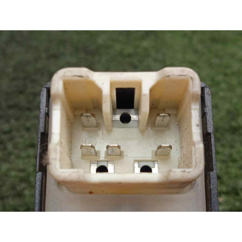 Recambio de mando elevalunas delantero derecho para hyundai accent (lc) 1.5 crdi cat referencia OEM IAM 11119A  