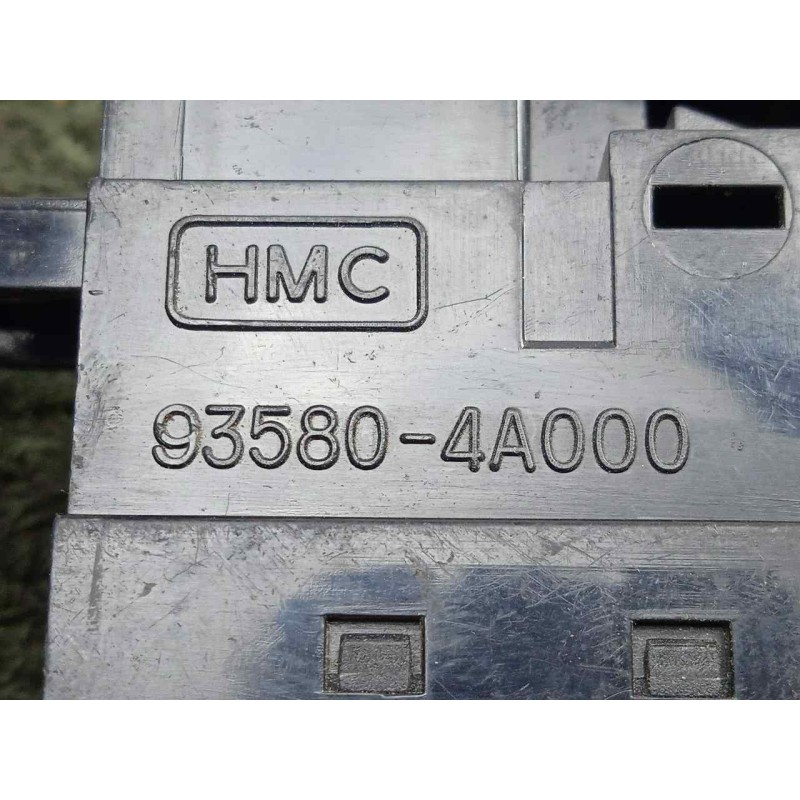 Recambio de mando elevalunas delantero derecho para hyundai h 1 2.5 crdi cat referencia OEM IAM 935804A000 H1. 