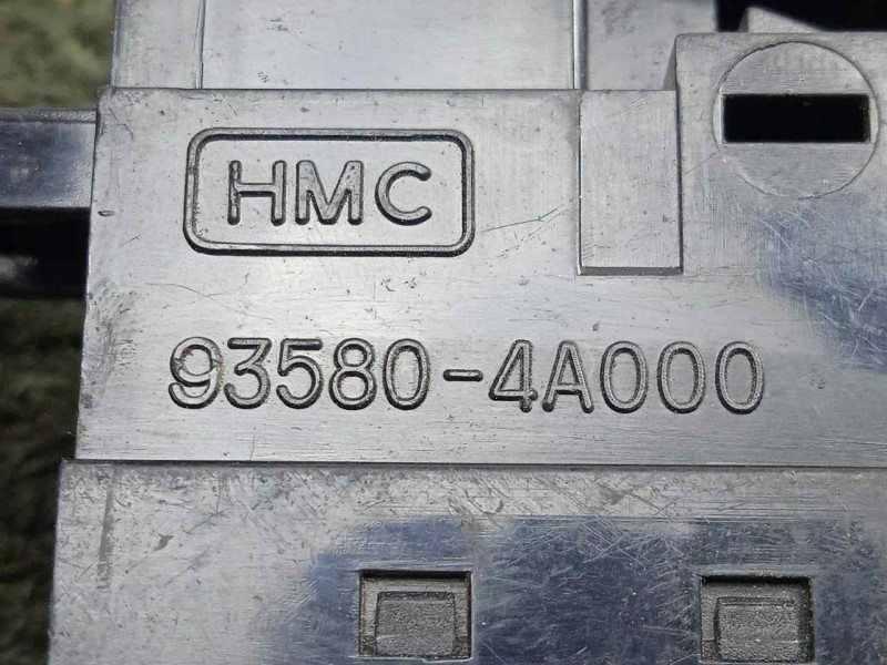 Recambio de mando elevalunas delantero derecho para hyundai h 1 2.5 crdi cat referencia OEM IAM 935804A000 H1. 