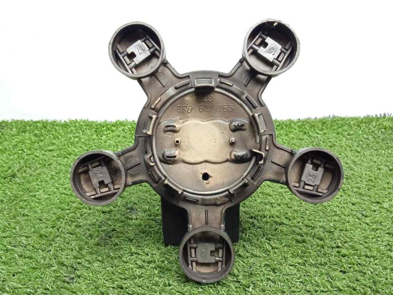 Recambio de tapacubos para audi a3 sedán(8vs) 2.0 16v tdi referencia OEM IAM 8R0601165  