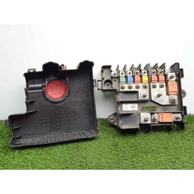 Recambio de caja reles / fusibles para iveco daily furgón 2.3 diesel cat referencia OEM IAM 5801585977  