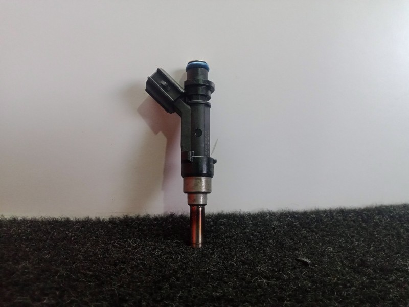 Recambio de inyector para toyota yaris 1.3 16v cat referencia OEM IAM 0280158213-2320947010  