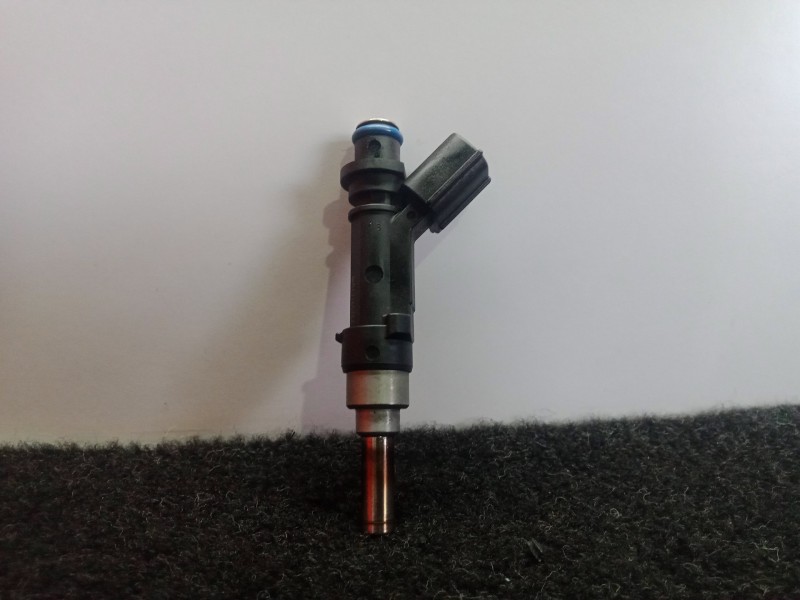Recambio de inyector para toyota yaris 1.3 16v cat referencia OEM IAM 0280158213-2320947010  