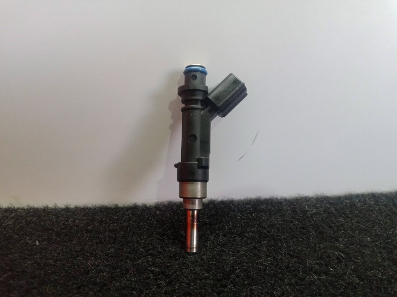 Recambio de inyector para toyota yaris 1.3 16v cat referencia OEM IAM 0280158213-2320947010  