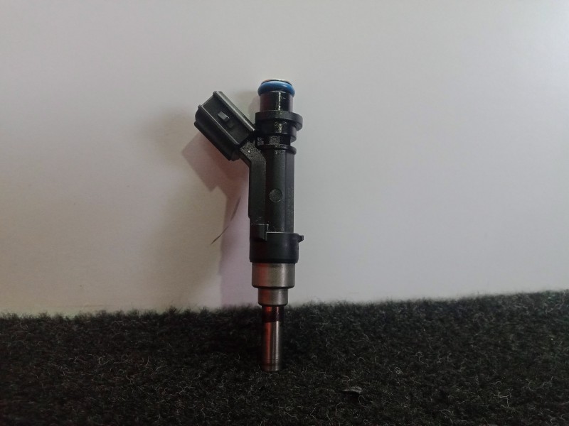 Recambio de inyector para toyota yaris 1.3 16v cat referencia OEM IAM 0280158213-2320947010  