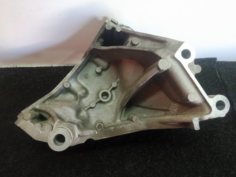 Recambio de soporte motor para skoda fabia combi 1.4 tdi dpf referencia OEM IAM 04B199207  