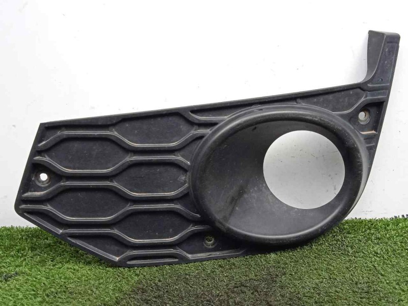 Recambio de molduras delanteras para iveco daily furgón 2.3 diesel cat referencia OEM IAM 5801529859  