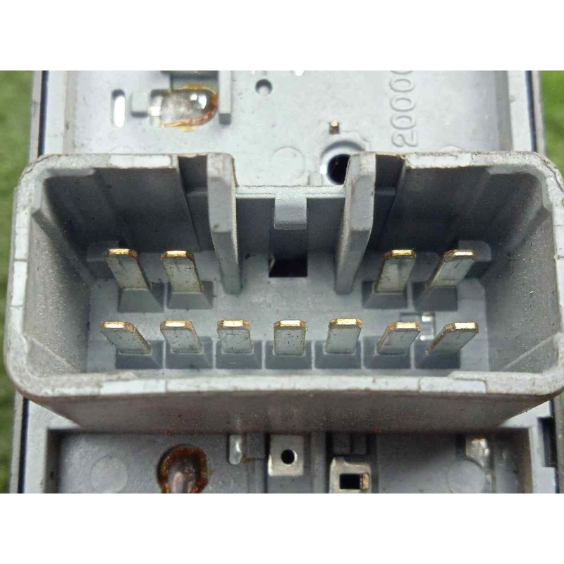 Recambio de mando elevalunas delantero derecho para kia carens (un) 2.0 crdi referencia OEM IAM 935751D0003W  