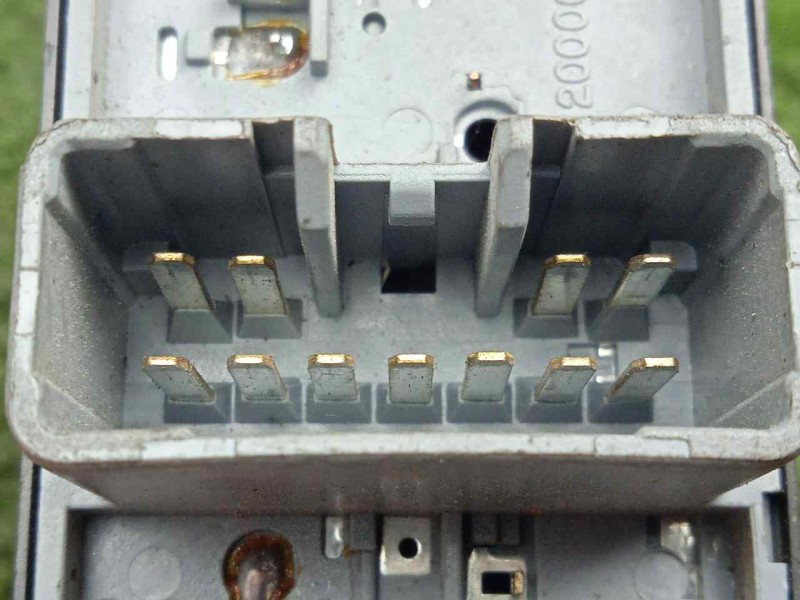 Recambio de mando elevalunas delantero derecho para kia carens (un) 2.0 crdi referencia OEM IAM 935751D0003W  