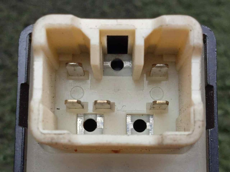 Recambio de mando elevalunas delantero derecho para daewoo matiz 0.8 cat referencia OEM IAM 621W04270  