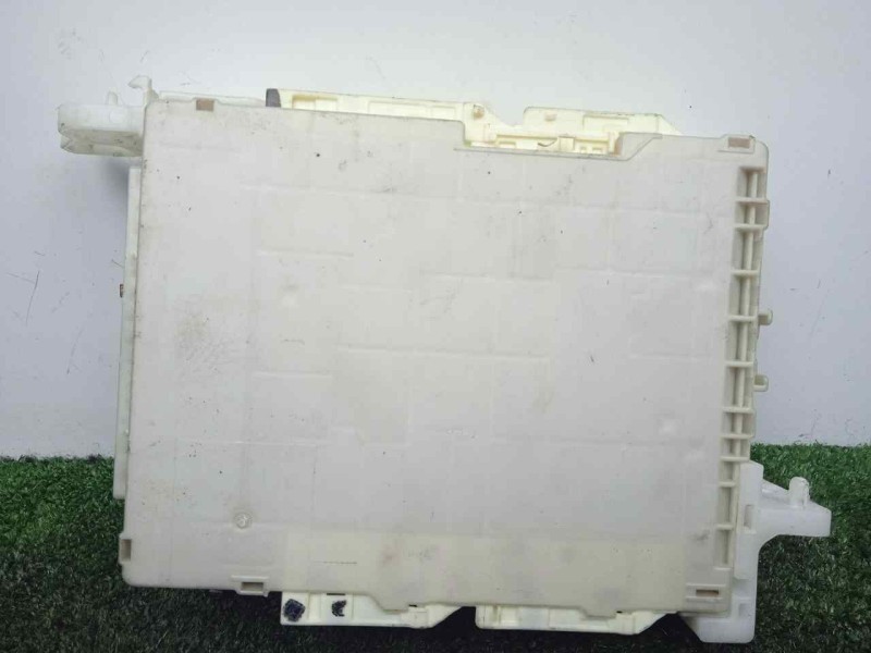 Recambio de caja reles / fusibles para toyota yaris 1.5 16v cat (híbrido) referencia OEM IAM 8273052K40  