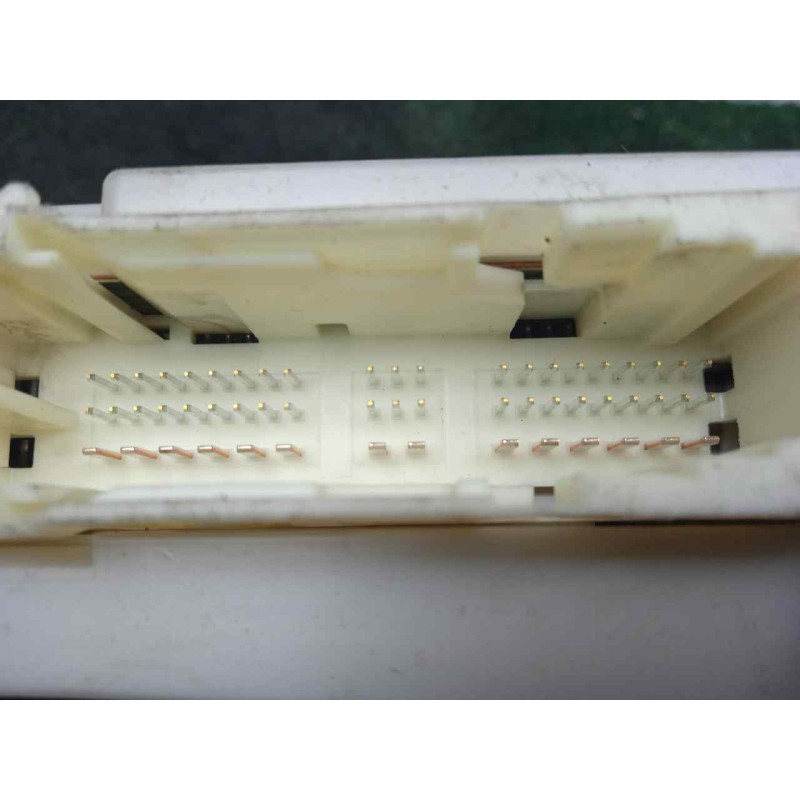 Recambio de caja reles / fusibles para toyota yaris 1.5 16v cat (híbrido) referencia OEM IAM 8273052K40  