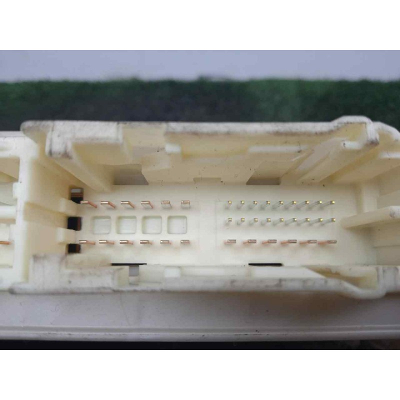 Recambio de caja reles / fusibles para toyota yaris 1.5 16v cat (híbrido) referencia OEM IAM 8273052K40  