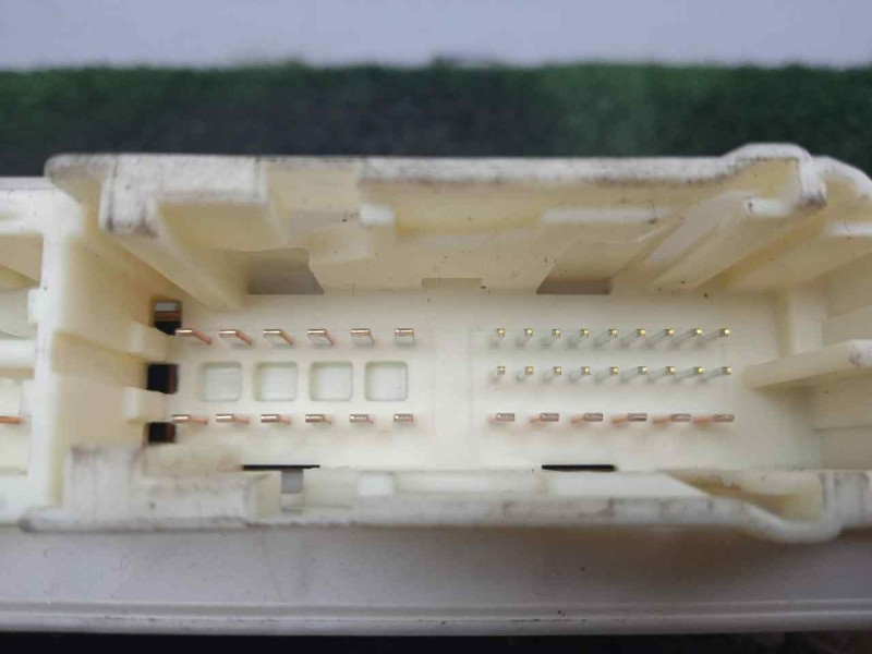 Recambio de caja reles / fusibles para toyota yaris 1.5 16v cat (híbrido) referencia OEM IAM 8273052K40  