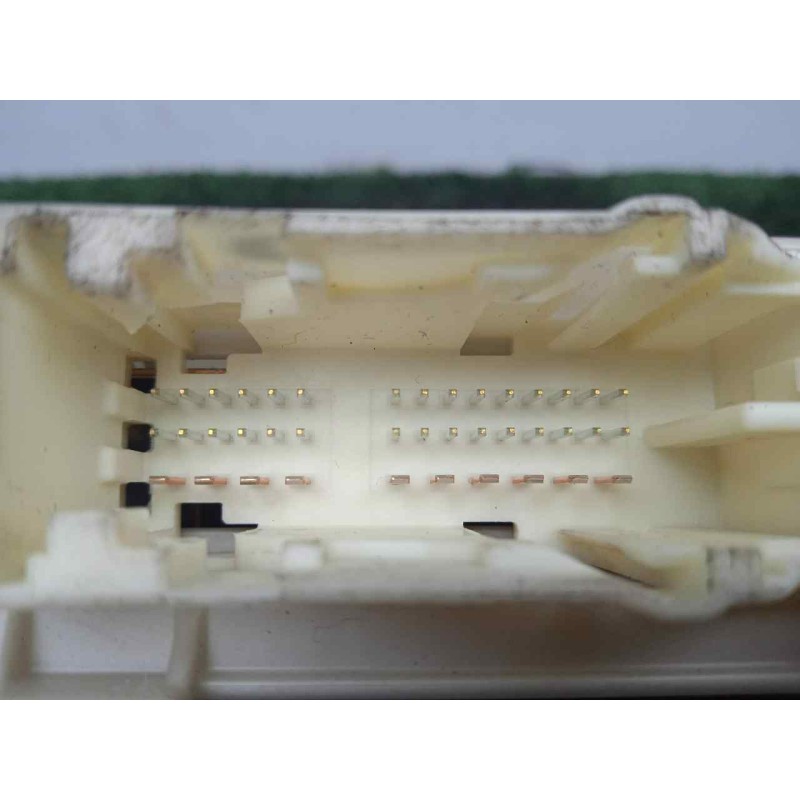 Recambio de caja reles / fusibles para toyota yaris 1.5 16v cat (híbrido) referencia OEM IAM 8273052K40  