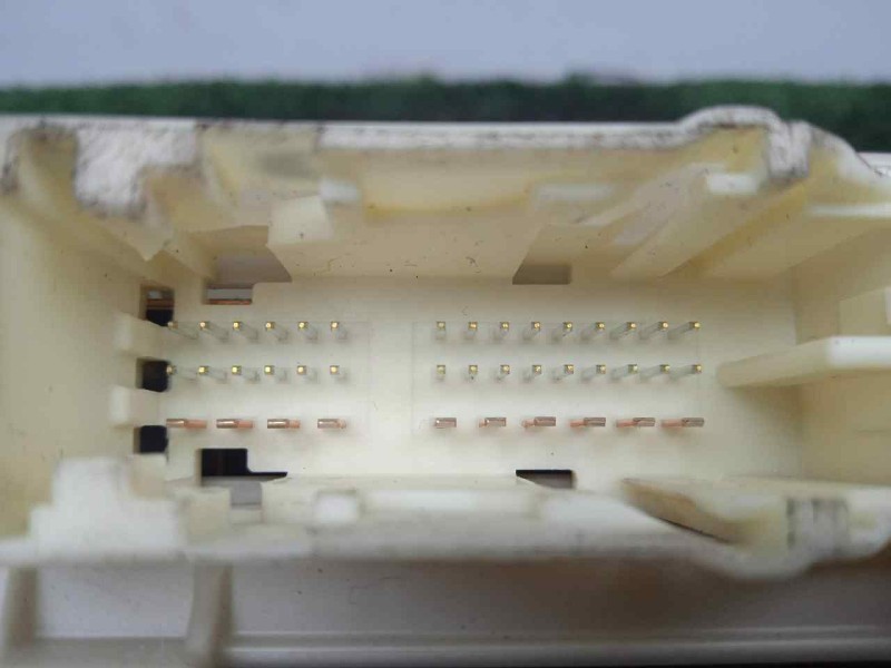 Recambio de caja reles / fusibles para toyota yaris 1.5 16v cat (híbrido) referencia OEM IAM 8273052K40  