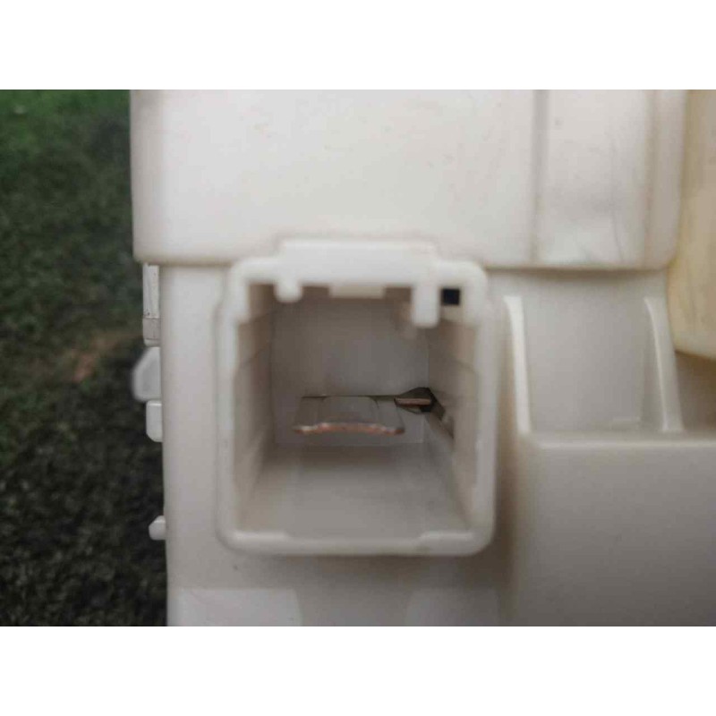 Recambio de caja reles / fusibles para toyota yaris 1.5 16v cat (híbrido) referencia OEM IAM 8273052K40  