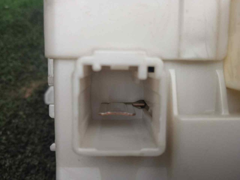 Recambio de caja reles / fusibles para toyota yaris 1.5 16v cat (híbrido) referencia OEM IAM 8273052K40  