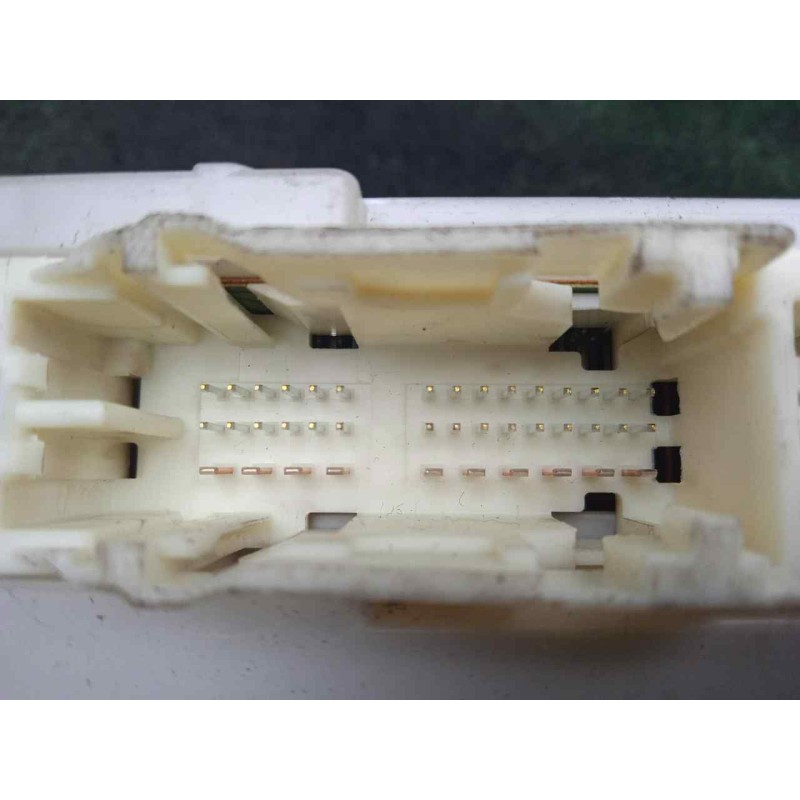 Recambio de caja reles / fusibles para toyota yaris 1.5 16v cat (híbrido) referencia OEM IAM 8273052K40  