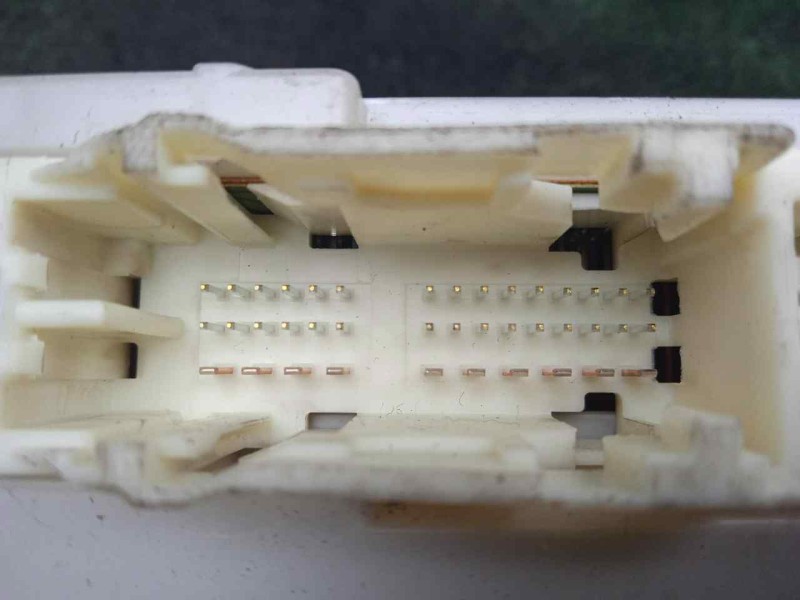 Recambio de caja reles / fusibles para toyota yaris 1.5 16v cat (híbrido) referencia OEM IAM 8273052K40  