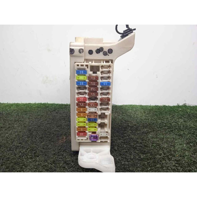 Recambio de caja reles / fusibles para toyota yaris 1.5 16v cat (híbrido) referencia OEM IAM 8273052K40  