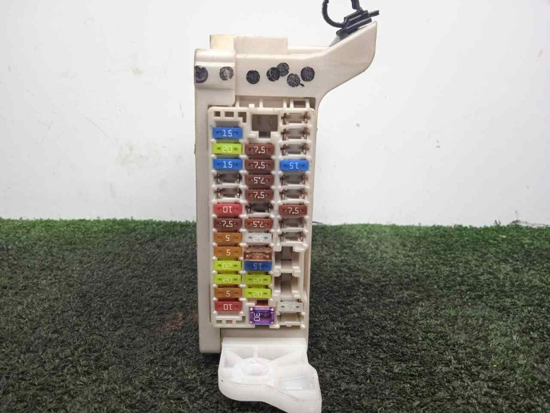 Recambio de caja reles / fusibles para toyota yaris 1.5 16v cat (híbrido) referencia OEM IAM 8273052K40  