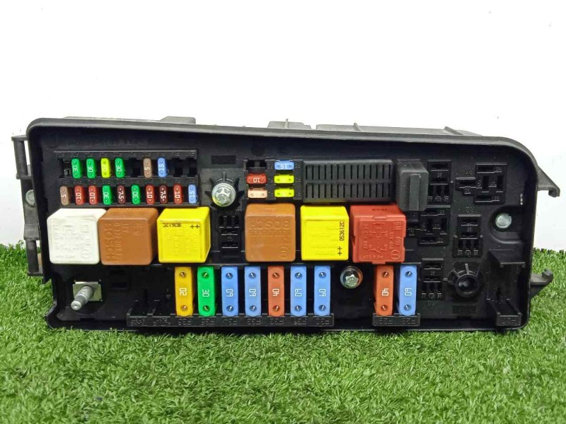 Recambio de caja reles / fusibles para opel vectra c berlina 1.9 cdti referencia OEM IAM 13205803-519182000  
