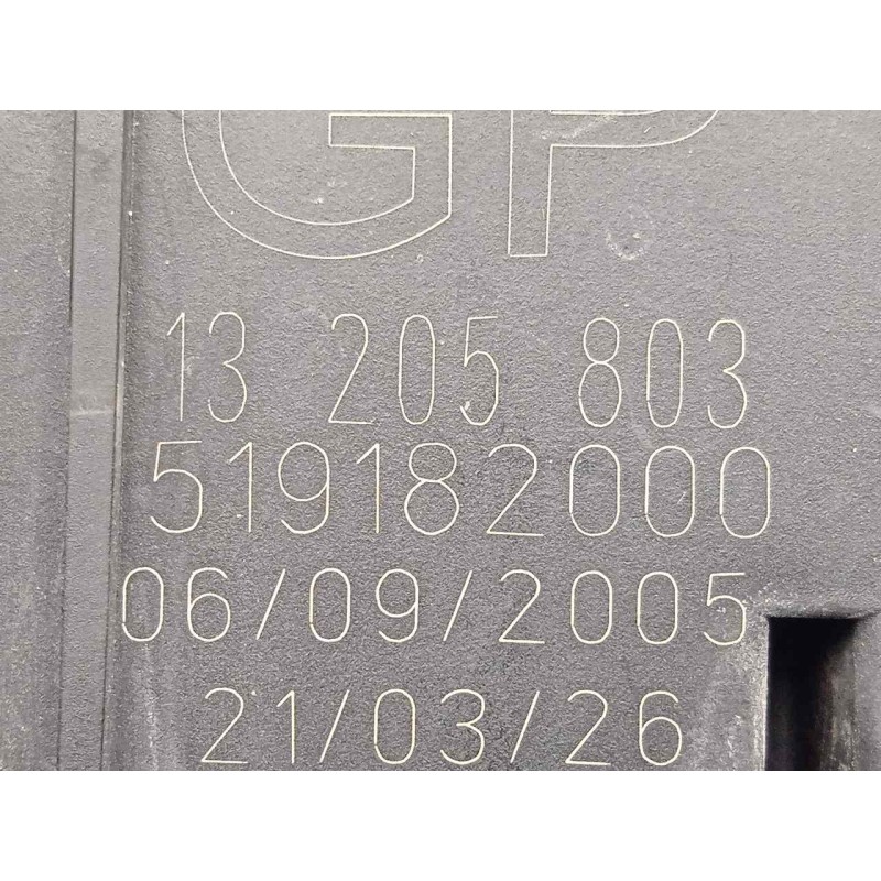 Recambio de caja reles / fusibles para opel vectra c berlina 1.9 cdti referencia OEM IAM 13205803-519182000  