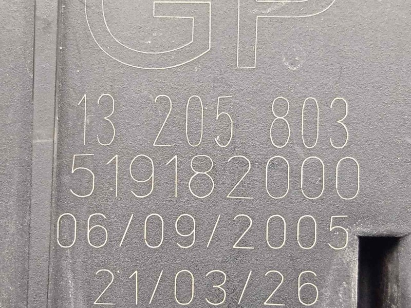 Recambio de caja reles / fusibles para opel vectra c berlina 1.9 cdti referencia OEM IAM 13205803-519182000  