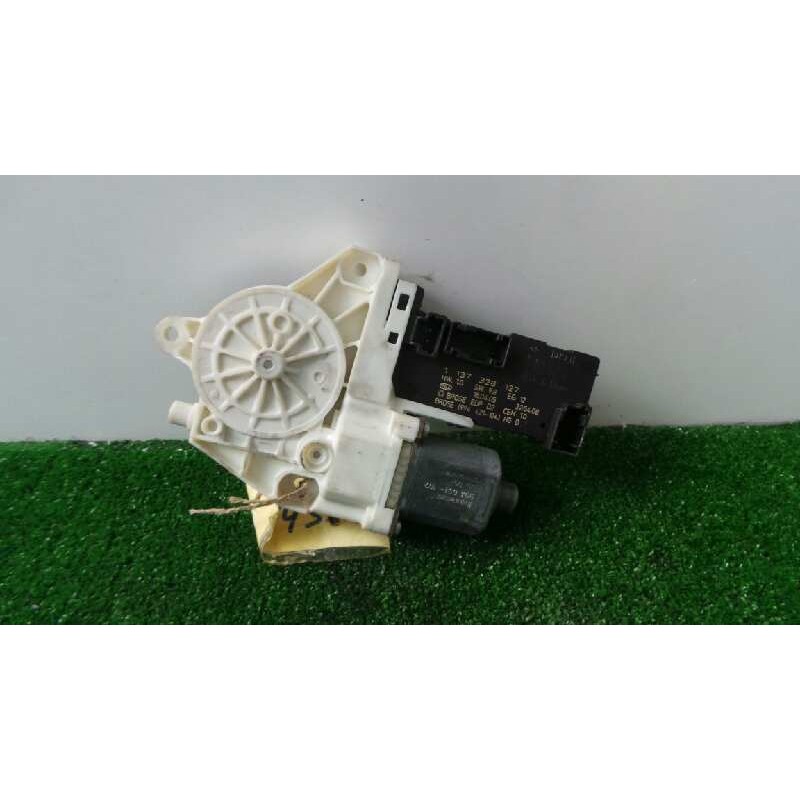 Recambio de motor elevalunas delantero derecho para peugeot 407 1.6 hdi referencia OEM IAM 1137328127-994421104  BROSE