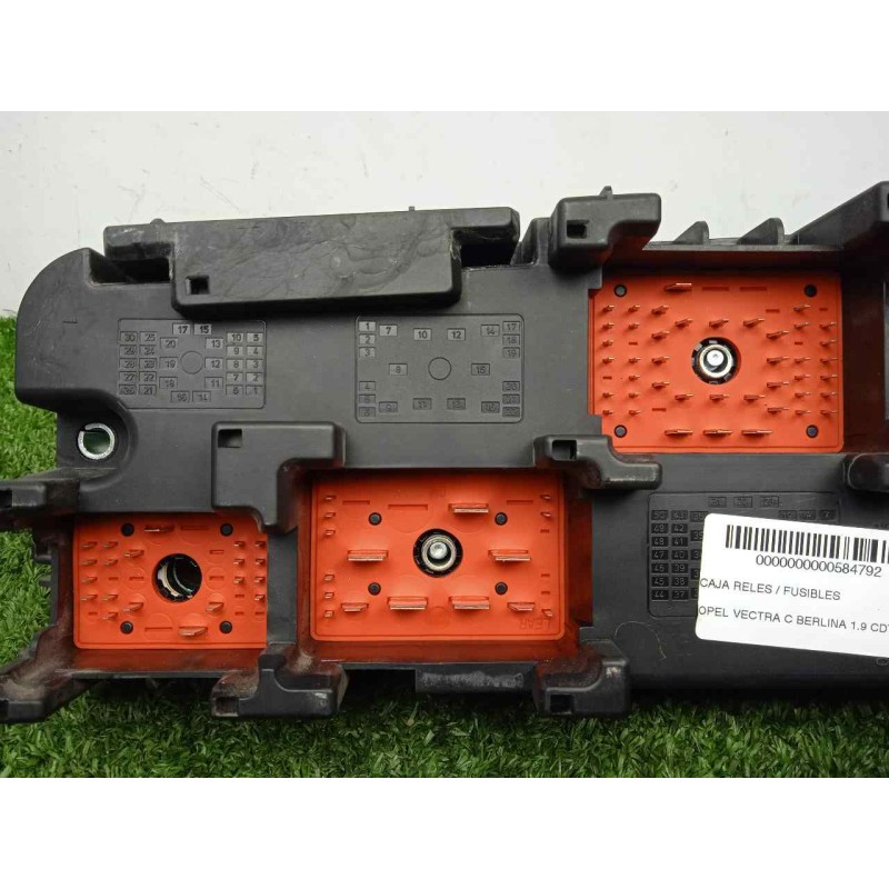 Recambio de caja reles / fusibles para opel vectra c berlina 1.9 cdti referencia OEM IAM 13205803-519182000  