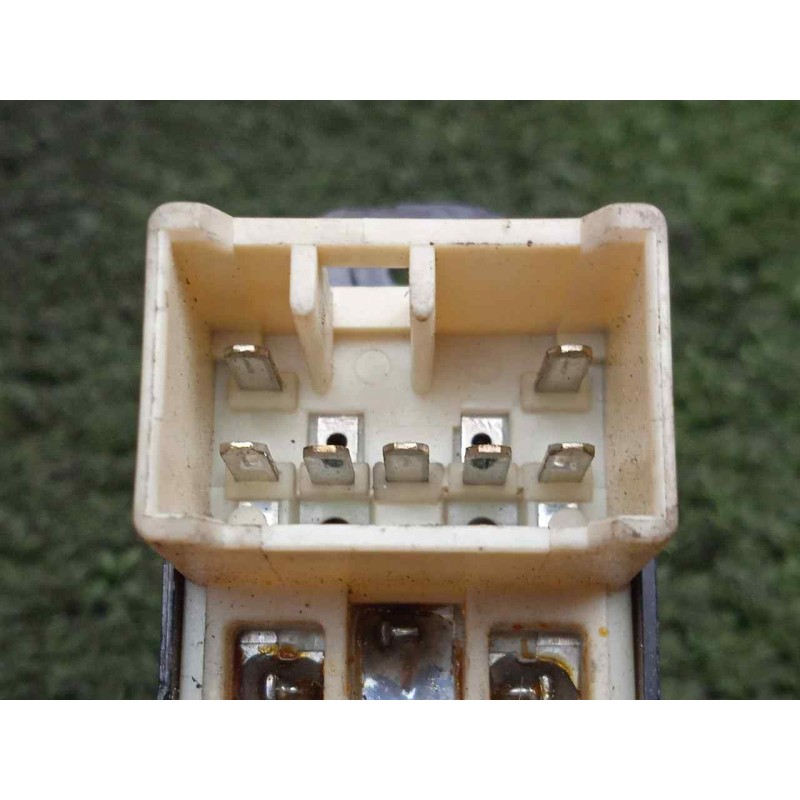 Recambio de mando elevalunas delantero derecho para hyundai elantra (xd) 2.0 crdi referencia OEM IAM 9357620000  