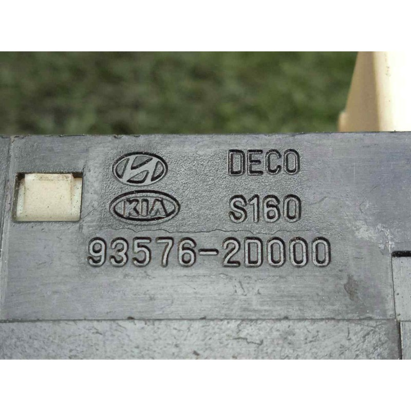 Recambio de mando elevalunas trasero derecho para hyundai elantra (xd) 2.0 crdi referencia OEM IAM 935762D000  