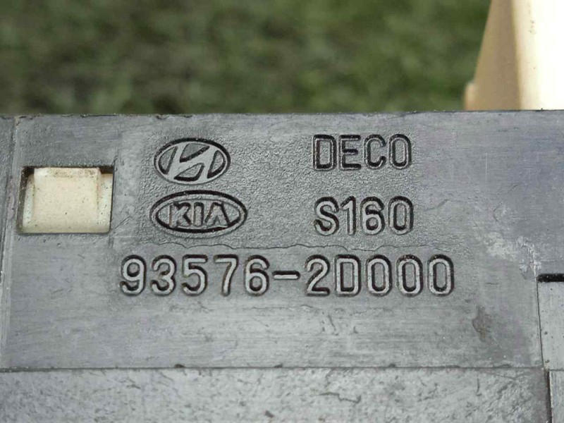 Recambio de mando elevalunas trasero derecho para hyundai elantra (xd) 2.0 crdi referencia OEM IAM 935762D000  