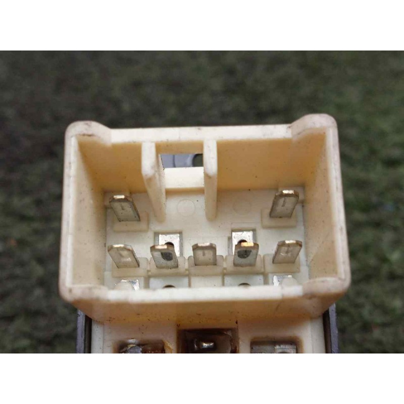 Recambio de mando elevalunas trasero derecho para hyundai elantra (xd) 2.0 crdi referencia OEM IAM 935762D000  