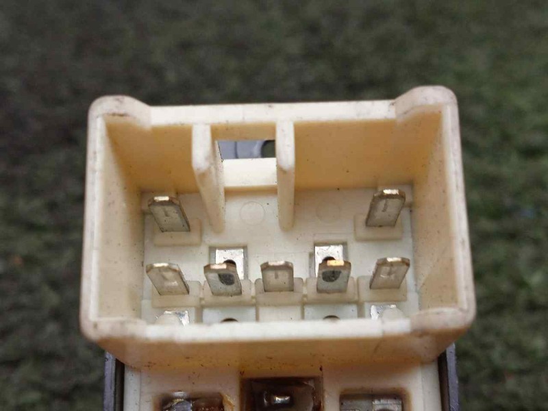 Recambio de mando elevalunas trasero derecho para hyundai elantra (xd) 2.0 crdi referencia OEM IAM 935762D000  