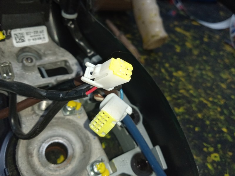 Recambio de volante para toyota yaris 1.5 16v cat (híbrido) referencia OEM IAM 451000D51027 CON.MANDOS.MULTIFUNCION CUERO