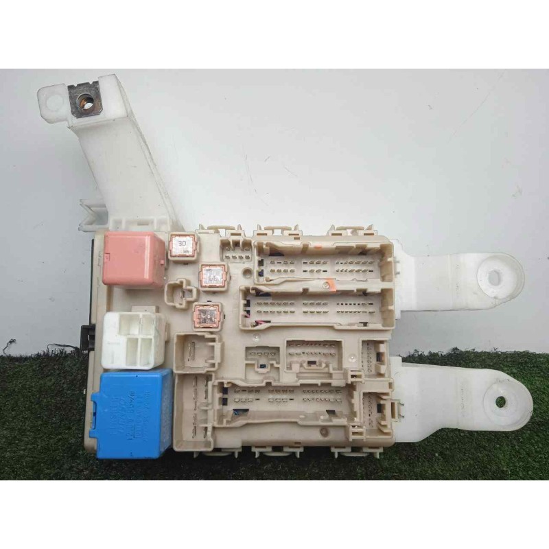 Recambio de caja reles / fusibles para toyota auris 1.4 turbodiesel cat referencia OEM IAM 303350J13-8273002J70-171610L06  