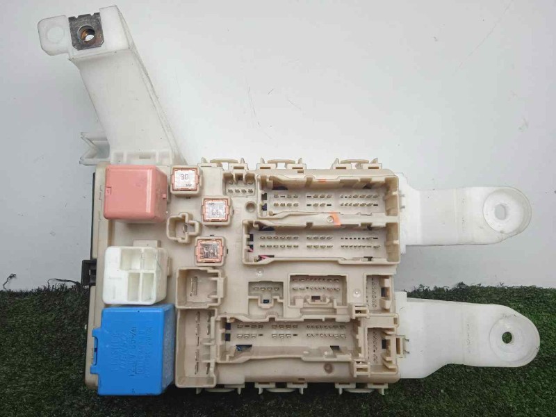 Recambio de caja reles / fusibles para toyota auris 1.4 turbodiesel cat referencia OEM IAM 303350J13-8273002J70-171610L06  