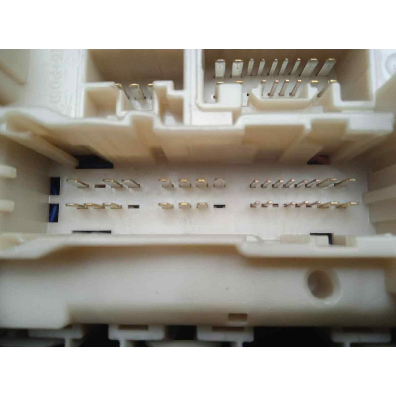 Recambio de caja reles / fusibles para toyota auris 1.4 turbodiesel cat referencia OEM IAM 303350J13-8273002J70-171610L06  
